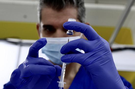 A health care worker prepares a dose of COVID-19 vaccine at a new vaccination site in the California Polytechnic State University in Pomona, Los Angeles County, California, the United States, Feb. 5, 2021. (Photo/Xinhua)