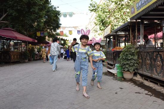 Children visit the ancient city of Kashgar in northwest China's Xinjiang Uygur Autonomous Region, May 24, 2020. (Xinhua/Gao Han)