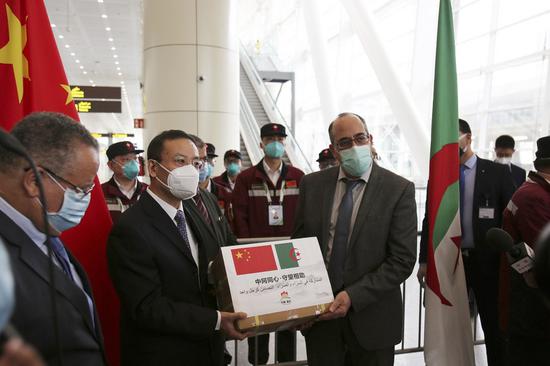 Chinese Ambassador to Algeria Li Lianhe (2nd L) and Mohamed El Hadj, director general of the Health Department at Algeria's Health Ministry, take part in the handover ceremony of medical supplies at Algiers International Airport in Algiers, Algeria, May 14, 2020. (Xinhua)