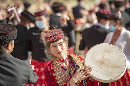 A Uygur ethnic performer is seen during a festival celebration in Urumqi, Xinjiang Uygur autonomous region in this file photo taken on June 25, 2021. (Photo/Xinhua)