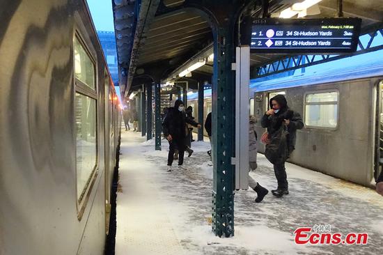 Subway riders transfer between lines on a snowy day in New York, U.S., Feb. 1, 2021. (Photo: China News Service / Wang Fan)
