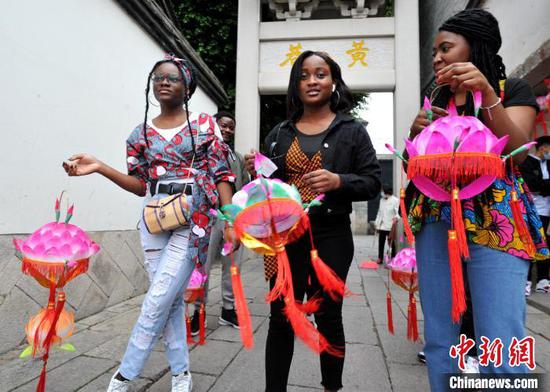 Foreign students in Fujian make lanterns to greet China's Lantern Festival