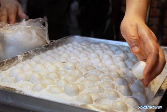 Shop busy making sweet dumplings ahead of upcoming Chinese lantern festival