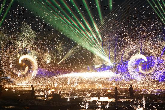 Molten iron splashing staged in Central China city to celebrate Lantern Festival