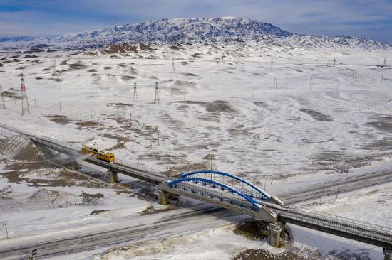 Aerial photo taken on Jan. 21, 2021 shows a railway track snow removing machine in operation in Maytas windy area along the Karamay-Tacheng railway, in northwest China's Xinjiang Uygur Autonomous Region. (Xinhua/Hu Huhu)