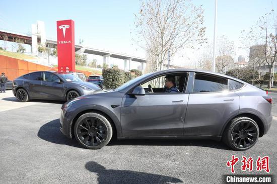 Cars stop at a Tesla shop in Shanghai. (File photo/China News Service)
