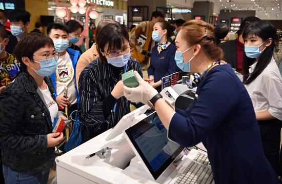 Customers visit Global Premium Duty Free Plaza in Haikou, south China's Hainan Province, on Jan 31, 2021.  (Photo/Xinhua）