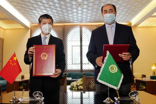 Chinese Ambassador to Egypt Liao Liqiang (L) and Arab League Assistant Secretary-General Hossam Zaki pose for photos during the handover ceremony of the China-donated COVID-19 vaccines in Cairo, Egypt, on March 4, 2021. (Xinhua)