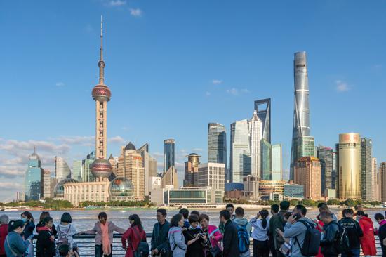 Tourists gather at the downtown area of Shanghai. 
(Photo for China Daily/Wang Gang)