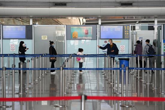 Passengers line up to check in at the Tianjin Binhai International Airport in Tianjin, on Jan 28, 2021. (Photo/Xinhua)