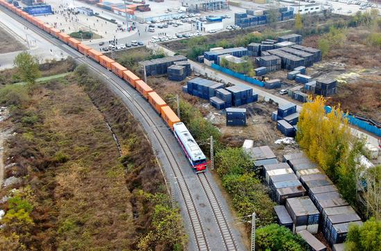 Aerial photo shows a China-Europe freight train bound for Helsinki, Finland departing from Putian Station of Zhengzhou, central China's Henan Province, Nov. 20, 2020. (Xinhua/Hao Yuan)
