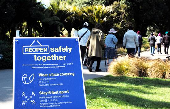A notice board reminding people of epidemic prevention measures is seen at the San Francisco Botanical Garden in San Francisco, California, the United States, March 8, 2021. (Xinhua/Wu Xiaoling)