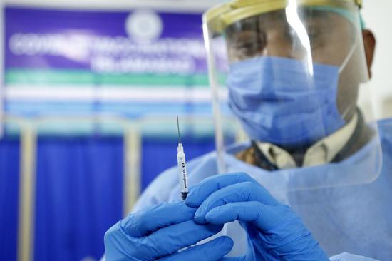 A medical worker prepares a dose of COVID-19 vaccine at a hospital on the outskirts of Islamabad, capital of Pakistan, Feb 4, 2021. (Photo/Xinhua)