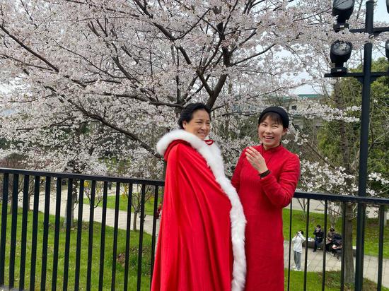 Medical workers and their relatives across China who had assisted with the fight against the epidemic in 2020 enjoy the cherry blossom in Wuhan, Central China's Hubei province, March 13, 2021.(Photo by Li Bo/chinadaily.com.cn)