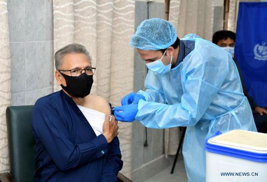 Pakistani President Arif Alvi receives a shot of COVID-19 vaccine in Islamabad, capital of Pakistan, March 15, 2021. Pakistani President Arif Alvi and his wife Samina Alvi on Monday received their COVID-19 jabs with the Sinopharm vaccine in Islamabad, according to a statement from the president's office. (Press Information Department of Pakistan/Handout via Xinhua)