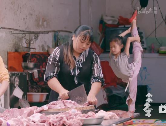 A video clip of a girl dancing at a pork stall in a village in Southwest China's Yunnan province went viral online, moving many netizens. (Photo: China Daily)