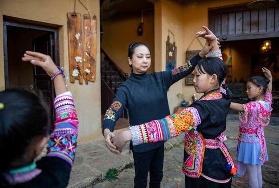 Zhang Ping teaches dance in Naduo village, Yanshan county, Wenshan autonomous prefecture in Southwest China's Yunnan province, on Nov 21, 2020. (Photo/Xinhua)