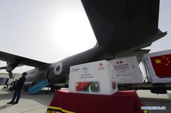 A handover ceremony is held for the second batch of COVID-19 vaccines donated by the Chinese government at Noor Khan Air Base near Islamabad, capital of Pakistan, March 17, 2021. (Xinhua/Ahmad Kamal)