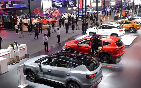 People visit the 18th Guangzhou International Automobile Exhibition at the China Import and Export Fair Complex in Guangzhou, South China's Guangdong province, on Nov 29, 2020. (Photo/Xinhua)