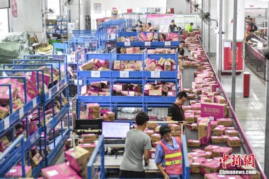 File photo: Employees are sorting goods in a bonded warehouse. (Photo: China News Service/Chen Jimin)