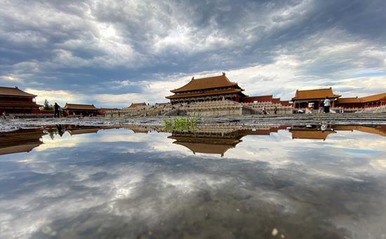 Photo taken with a mobile phone shows a view in the Palace Museum after rainfall in Beijing, capital of China, Sept. 1, 2020. (Xinhua/Meng Chenguang)