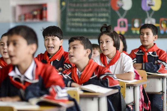 Students have a class at the central primary school in Tokkuzak Township, Shufu County, northwest China's Xinjiang Uygur Autonomous Region. Founded in 1971, the school has turned into a modern school, with 525 students in all. (Xinhua/Zhao Ge)