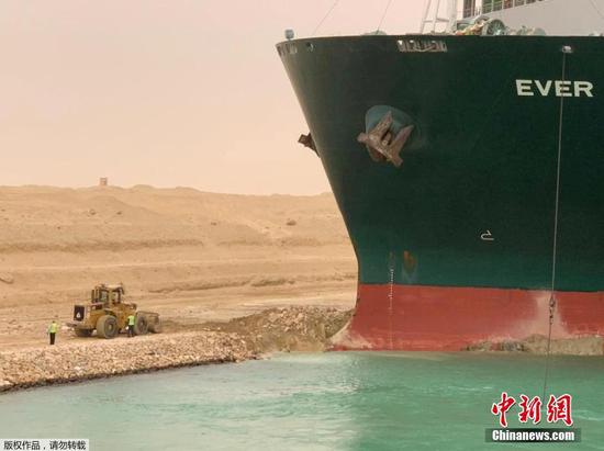 A Panama-flagged cargo ship wedged across the Suez Canal and blocked traffic in the vital waterway, March 25, 2021. (Photo/Agencies)