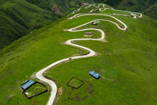 The 34-kilometer high-altitude road that connects the center of Zamtang county and the townships of Shangduke and Nanmuda in Aba Tibetan and Qiang autonomous prefecture, Sichuan province. （Photo/Xinhua）