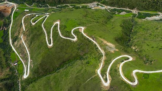 The 34-kilometer high-altitude road that connects the center of Zamtang county and the townships of Shangduke and Nanmuda in Aba Tibetan and Qiang autonomous prefecture, Sichuan province. （Photo/Xinhua）