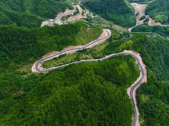 Aerial photo taken on Aug. 3, 2020 shows mountain roads leading to Chenqiao Village, Zhouning County, southeast China's Fujian Province. (Xinhua/Jiang Kehong)
