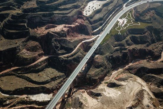 Aerial photo taken on Nov. 9, 2020 shows the Zhehong highway in Bulenggou Village, Dongxiang Autonomous County of northwest China's Gansu Province. (Xinhua/Ma Xiping)