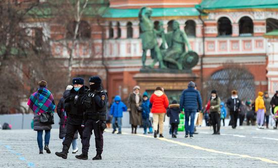 Police wearing face masks patrol at the Red Square in Moscow, Russia, on March 23, 2021. (Xinhua/Bai Xueqi)