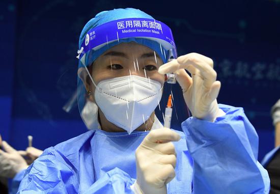 A medical staff prepares a dose of COVID-19 vaccine at the Beihang University in Beijing, capital of China, March 24, 2021. (Xinhua/Ren Chao)