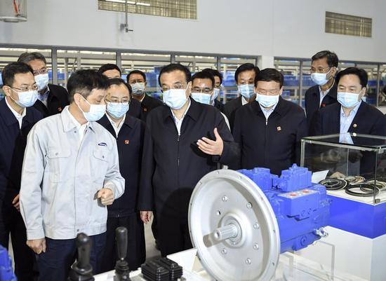 Chinese Premier Li Keqiang visits the Hengli Hydraulic Co., Ltd. in Changzhou, east China's Jiangsu Province, March 25, 2021.(Xinhua/Yin Bogu)