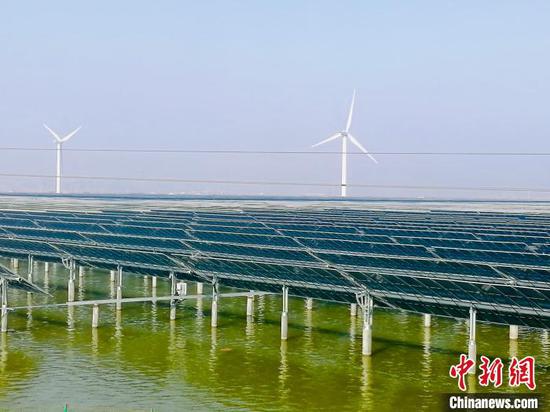 File photo shows the wind power plant and photovoltaic power station in north China's Hebei Province. (Photo:China News Service/Liu Hongliang)