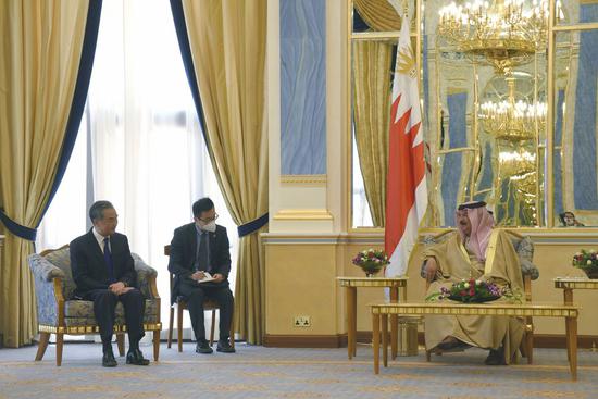 Bahrain's King Hamad bin Isa Al Khalifa (R) meets with visiting Chinese State Councilor and Foreign Minister Wang Yi (L) in Manama, Bahrain, March 29, 2021. (Xinhua/Tu Yifan)