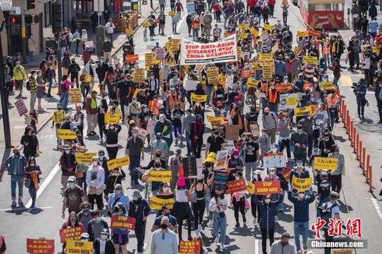 People took to the streets of Los Angles and throughout other major U.S. cities in response to the rise in violence against Asians, March 27, 2021. (China News Service/Liu Guanguan)