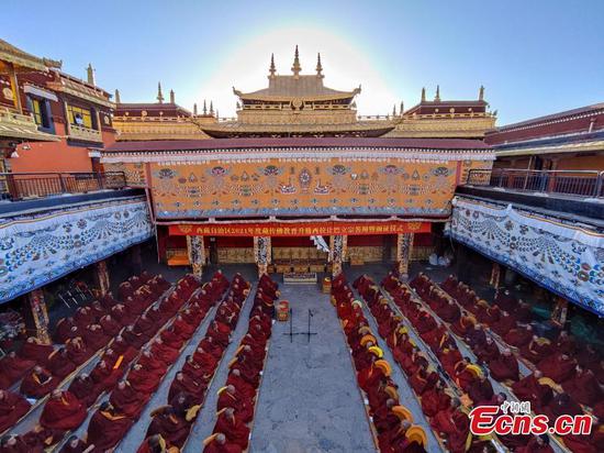13 Tibetan monks receive Buddhism's highest degree