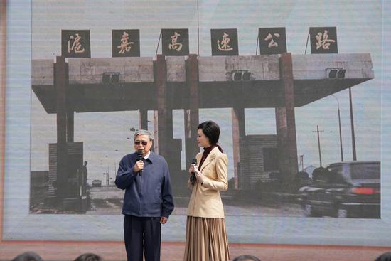Zhang Kuihong(left), deputy chief engineer of the Hujia Expressway project, tells the story of the construction of the project in Shanghai, on Tuesday. (Photo by Gao Erqiang/chinadaily.com.cn)
