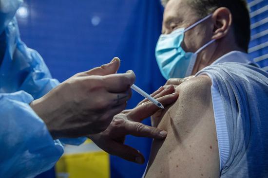 This undated photo shows an expat receives a dose of the COVID-19 vaccine this year in Shanghai, China. (Photo/Xinhua)