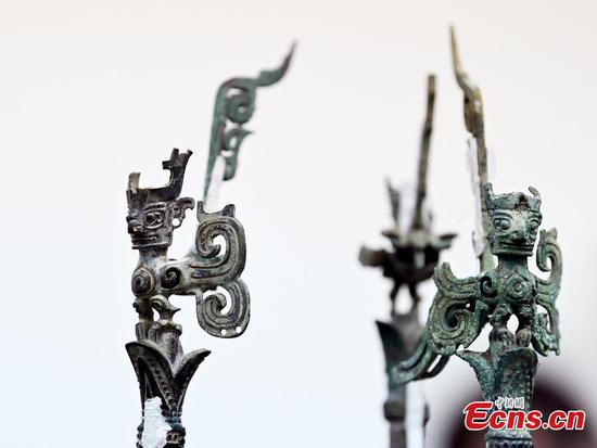 This photo taken on April 8, 2021 shows the bronze sculpture of a tree excavated in 1986 from the Sanxingdui Ruins site in Guanghan, southwest China's Sichuan Province. （Photo: China News Service/An Yuan）