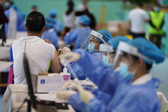 Temporary vaccination site opens in Kunming, Yunnan Province
