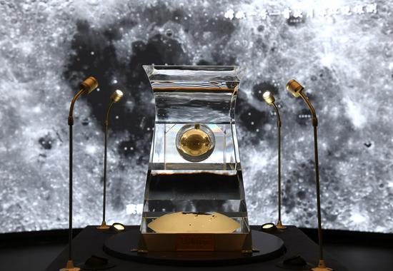 The lunar samples No. 001 brought back by China's Chang'e-5 probe is on display at the National Museum of China in Beijing, capital of China, Feb. 27, 2021. (Xinhua/Jin Liangkuai)