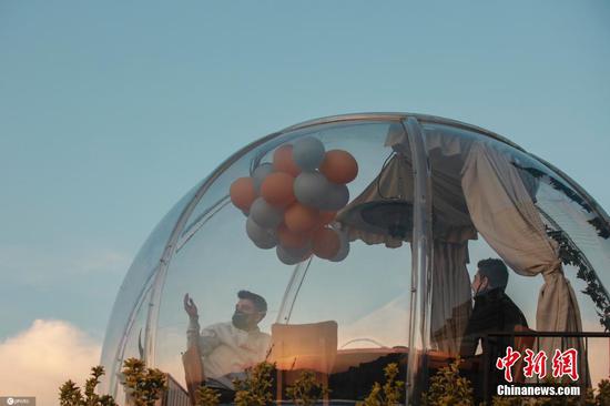 Turkish Restaurant installs plastic domes to encourage social distancing
