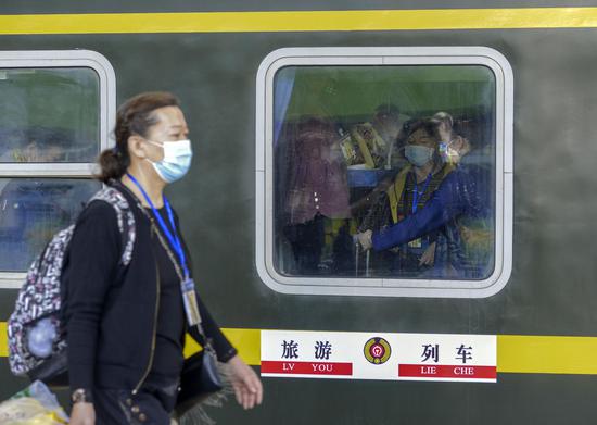 Xinjiang launches its first tourist train in 2021
