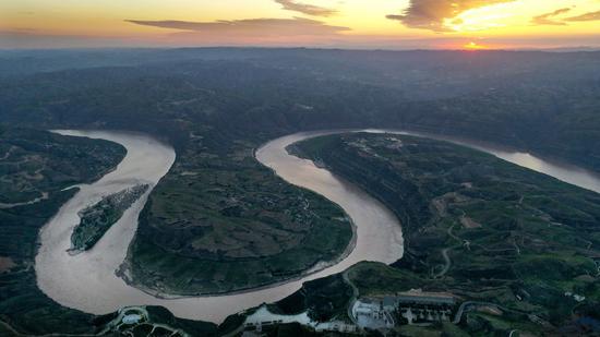 Aerial photo taken on Aug. 14, 2019 shows the Qiankunwan river bend along the Yellow River, China's second-longest waterway, on the border between Yanchuan County, northwest China's Shaanxi Province and Yonghe County, north China's Shanxi Province. (Xinhua/Tao Ming)