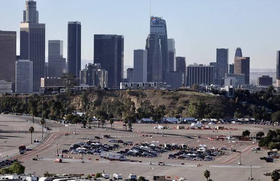 Motorists line up to receive inoculation at a COVID-19 vaccination site at Dodger Stadium in Los Angeles, California, the United States, Jan. 15, 2021. (Photo/Xinhua)