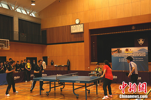 Japanese and Chinese table tennis players exchange with each other to celebrate the 40th anniversary of the signing of the China-Japan Treaty of Peace and Friendship in Nagoya, April 3, 2018. (China News Service/Lv ShaoWei) 