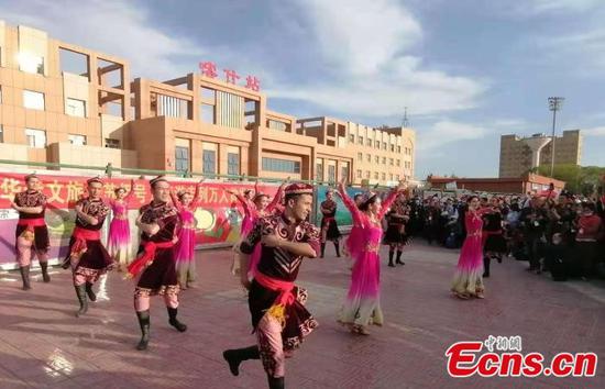 A special tourist train arrives in Kashgar of Xinjiang on April 19, 2021. (Photo/China News Service)