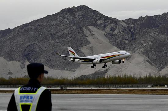 A plane making a flight from Jinan, east China, lands at Gonggar Airport in Lhasa, capital of southwest China's Tibet Autonomous Region, April 9, 2019. (Xinhua/Zhang Rufeng)